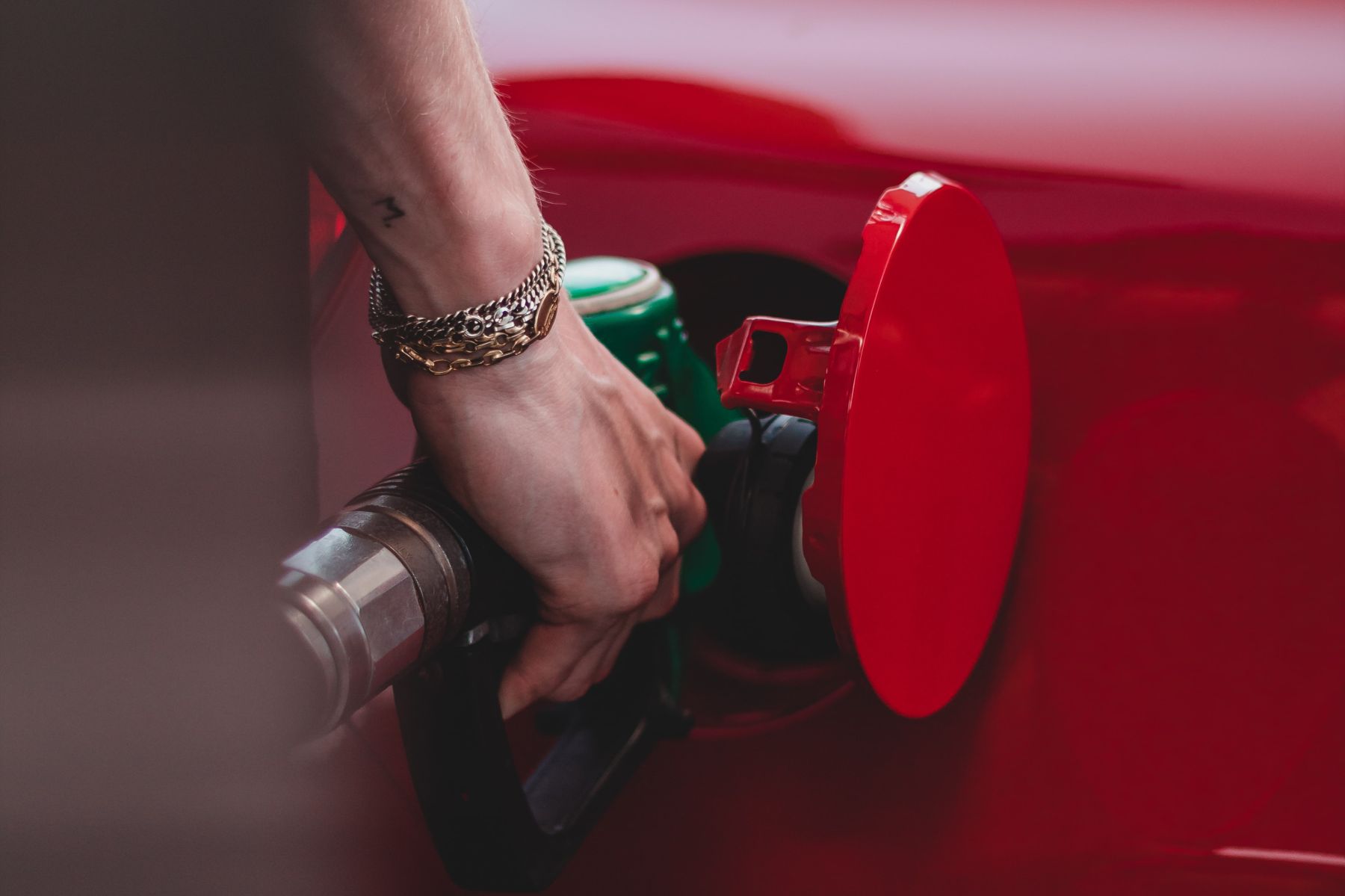 Pánikvásárlás kezdődött a brit benzinkutaknál, soknál teljesen kifogyott az üzemanyag