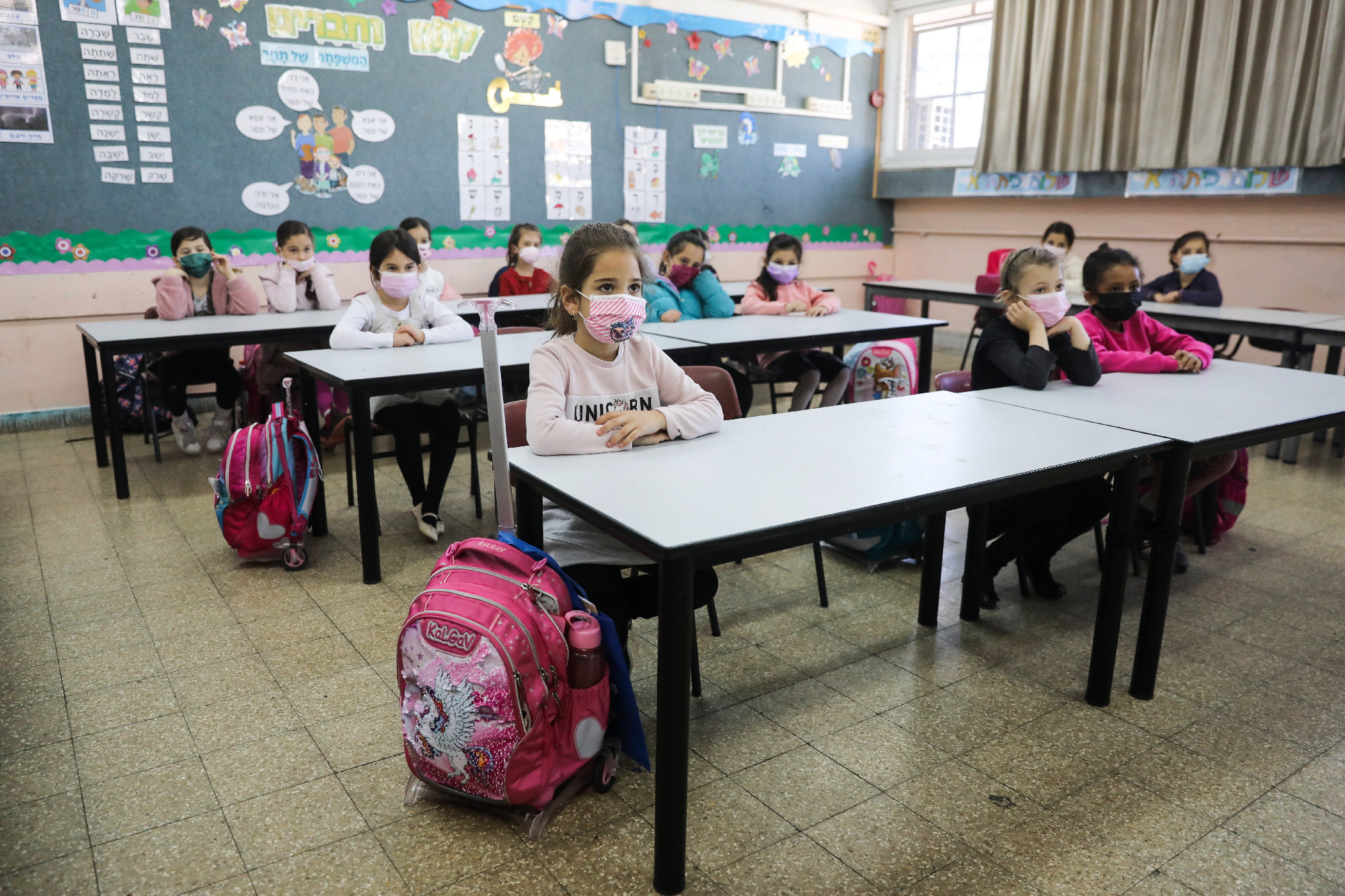 Izraelben karantén helyett tesztelnék az iskolásokat