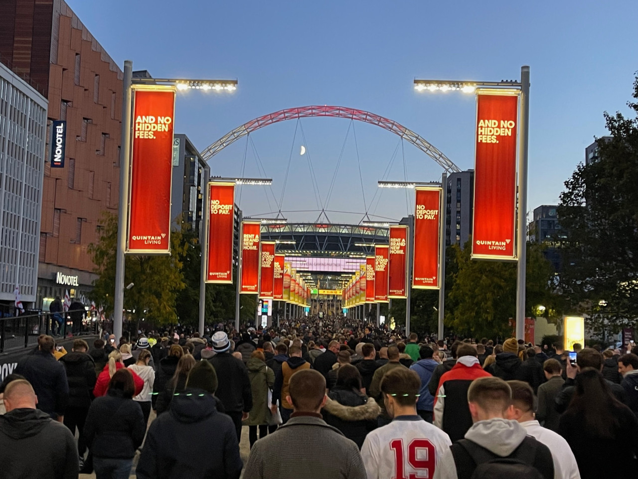 Hatalmas tömeg hömpölygött a Wembley felé (Fotó: Lukács Csaba)