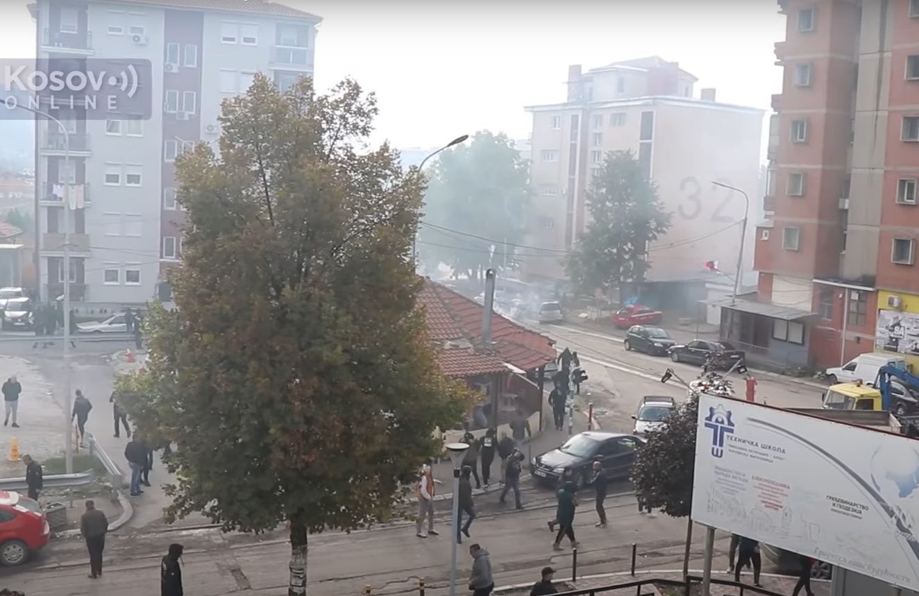 Égő autók, könnygáz-gránátok – káosz Észak-Koszovóban