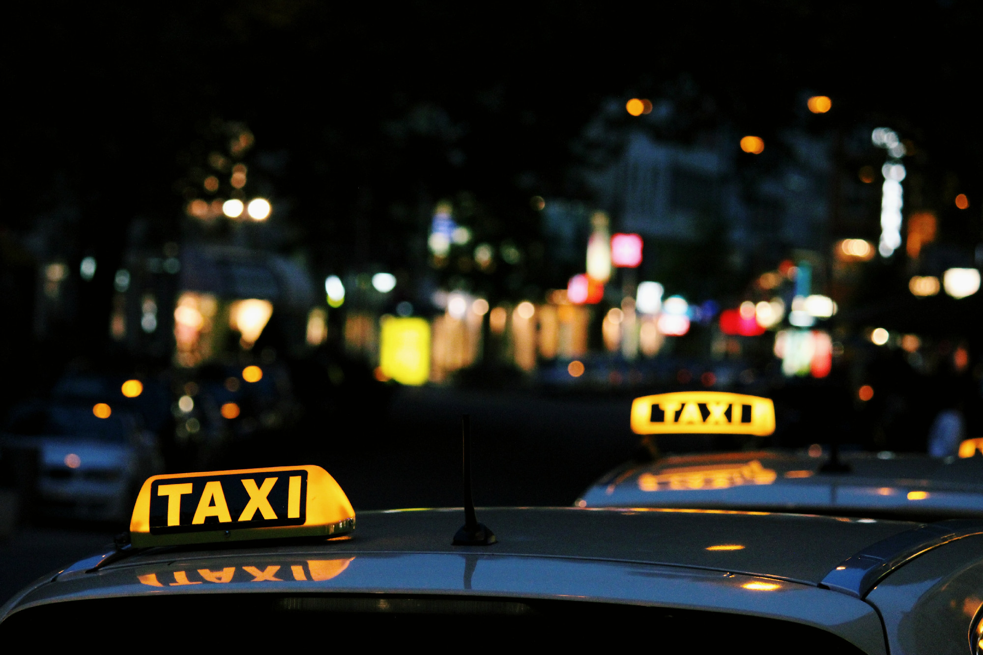 Elfogtak két illegális taxist