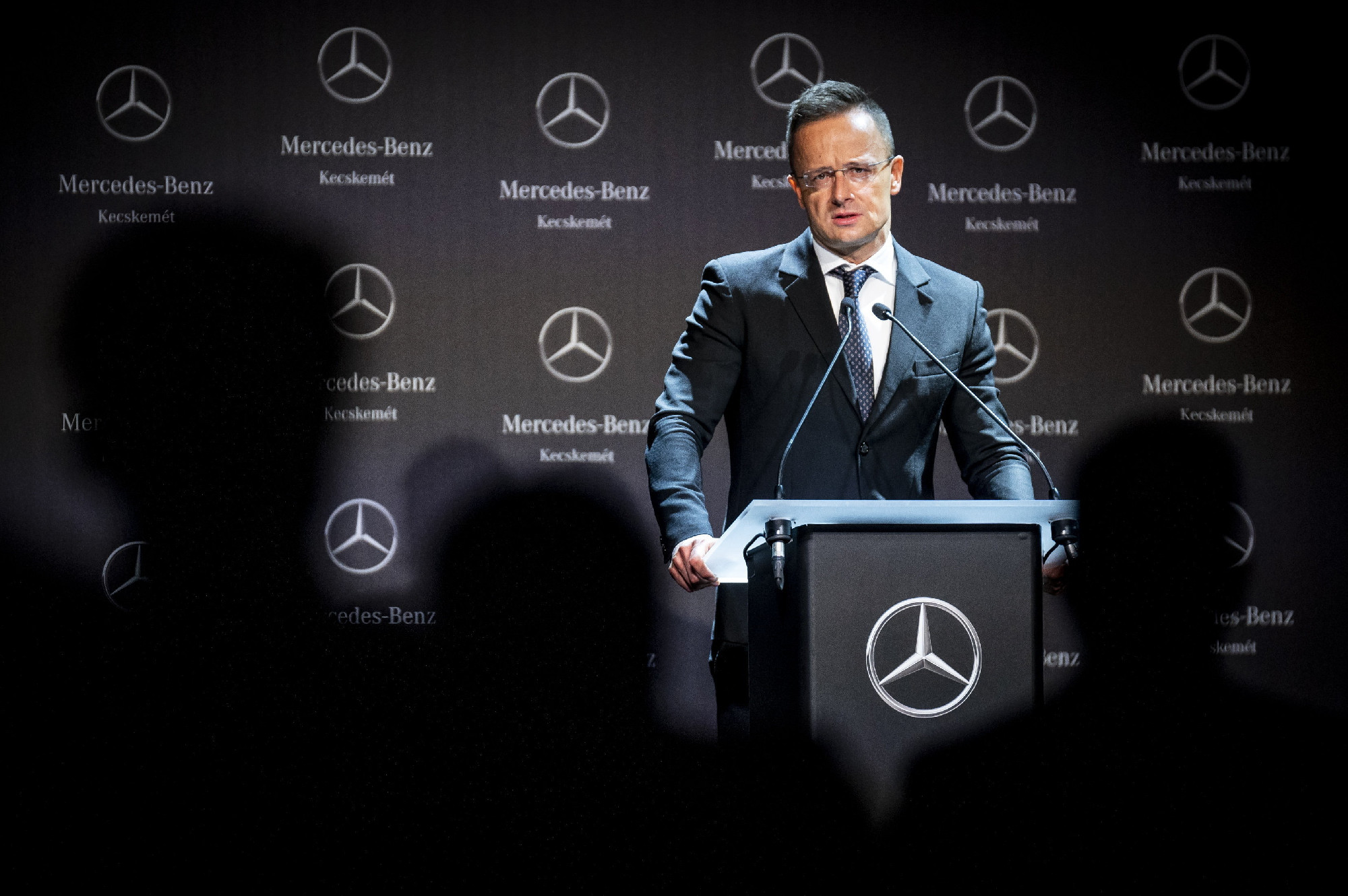 Szijjártó méltat: csak elektromos meghajtású lesz a Kecskeméten gyártott Mercedes SUV-modell