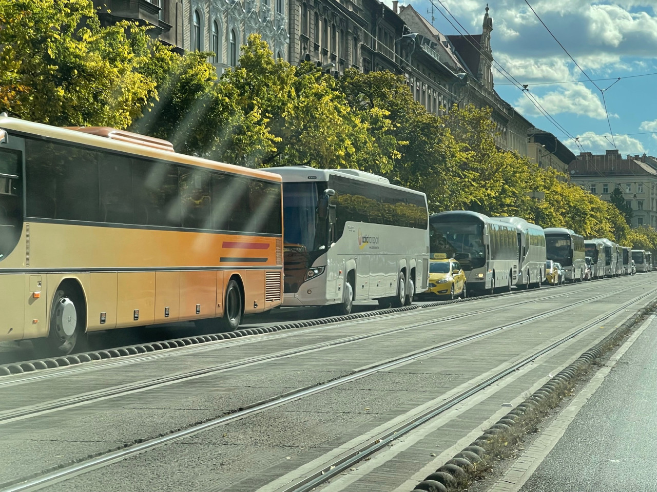 Bedugult a Békemenetre érkező buszoktól a Nagykörút október 23-án (Fotó: Magyar Hang/Lukács Csaba)