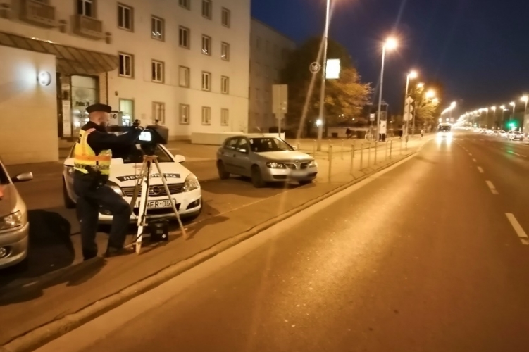 Négy óra alatt negyven gyorshajtót csíptek el a rendőrök a Váci úton