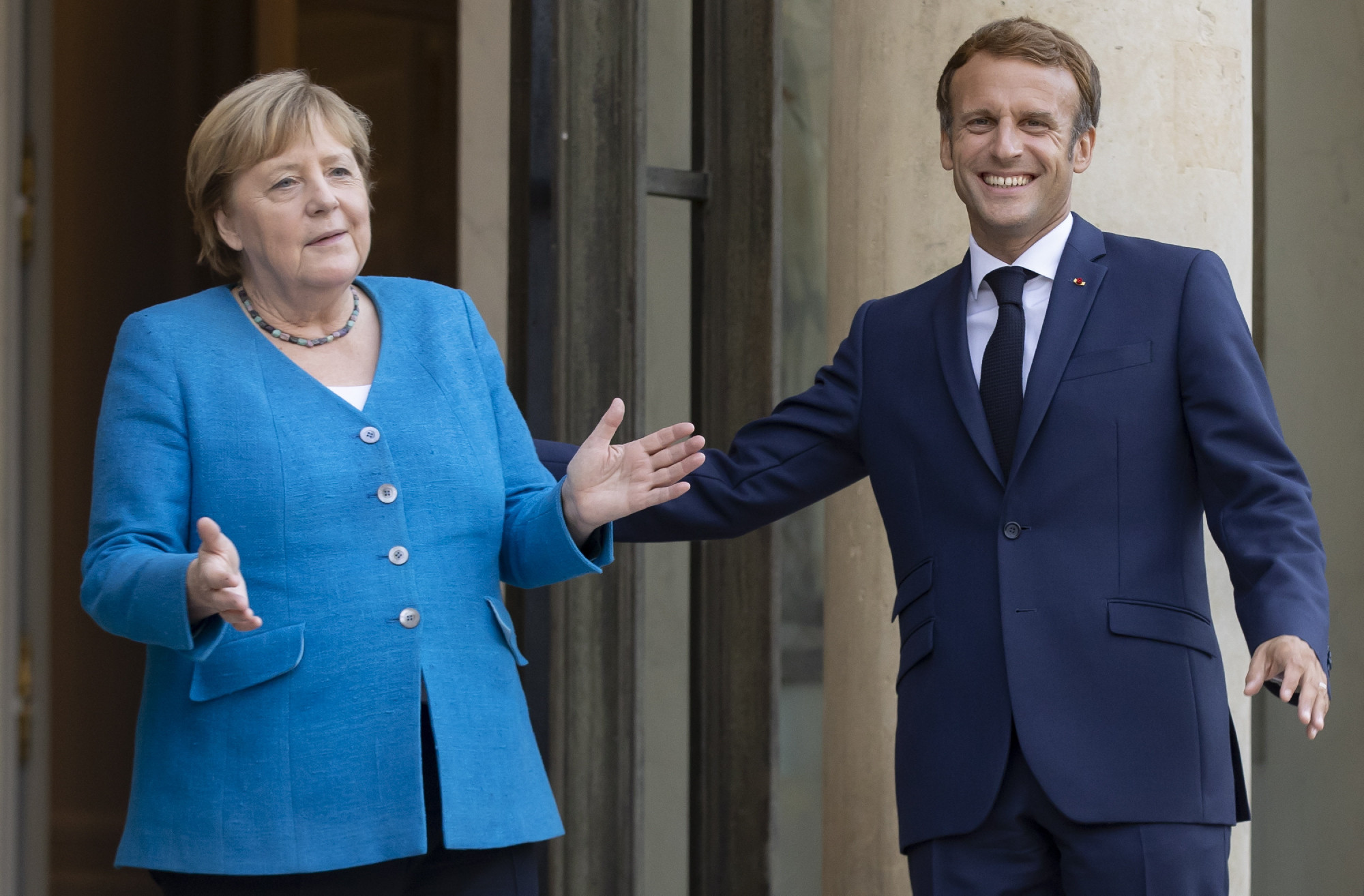 A legjelentősebb francia állami kitüntetést kapta Macrontól a távozó Merkel