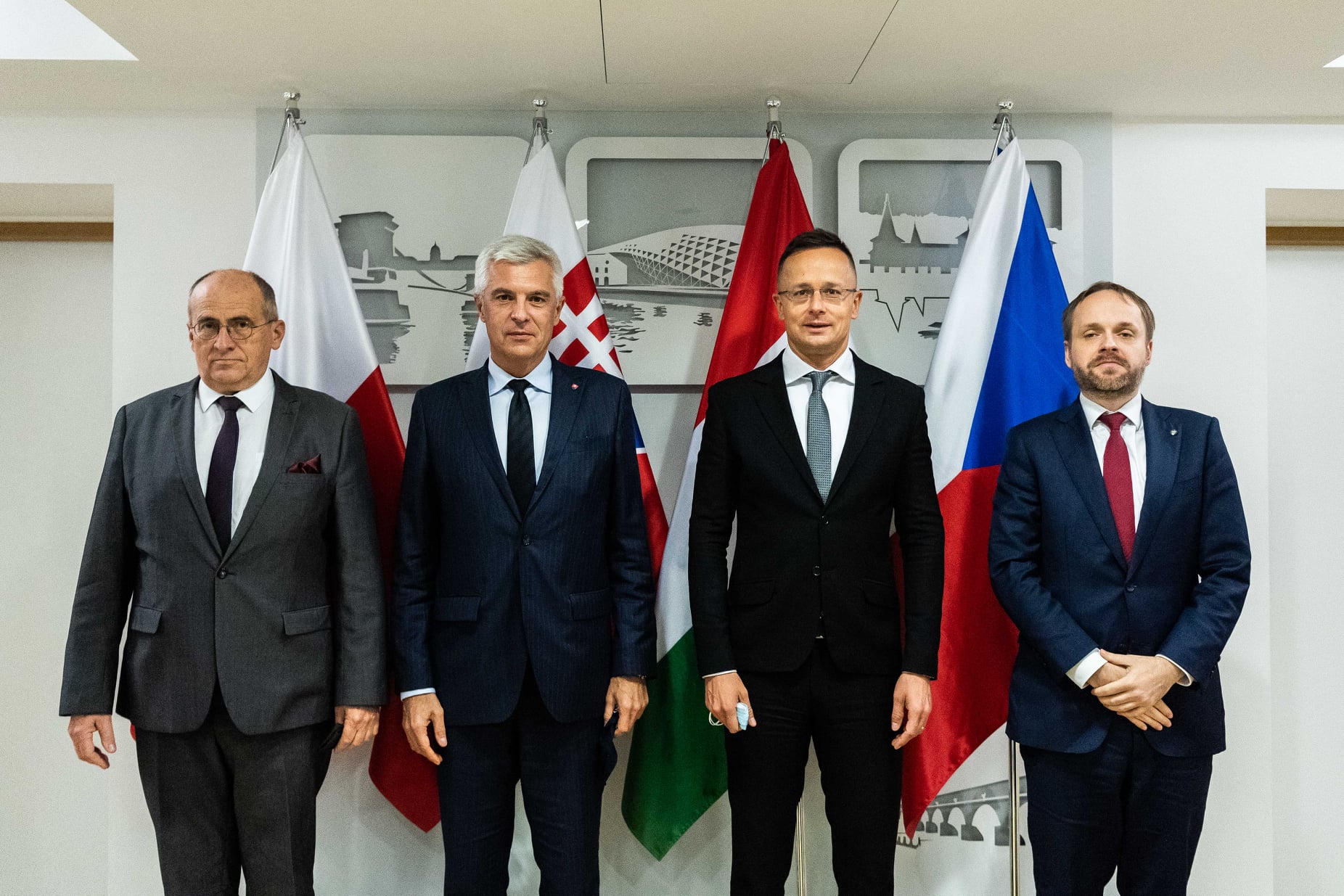 Szijjártó: A V4-ek készek segíteni Lengyelországnak