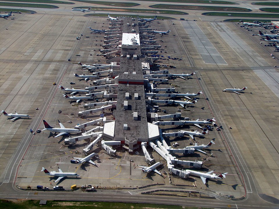 Elsült egy utas fegyvere az atlantai repülőtéren, pánik tört ki