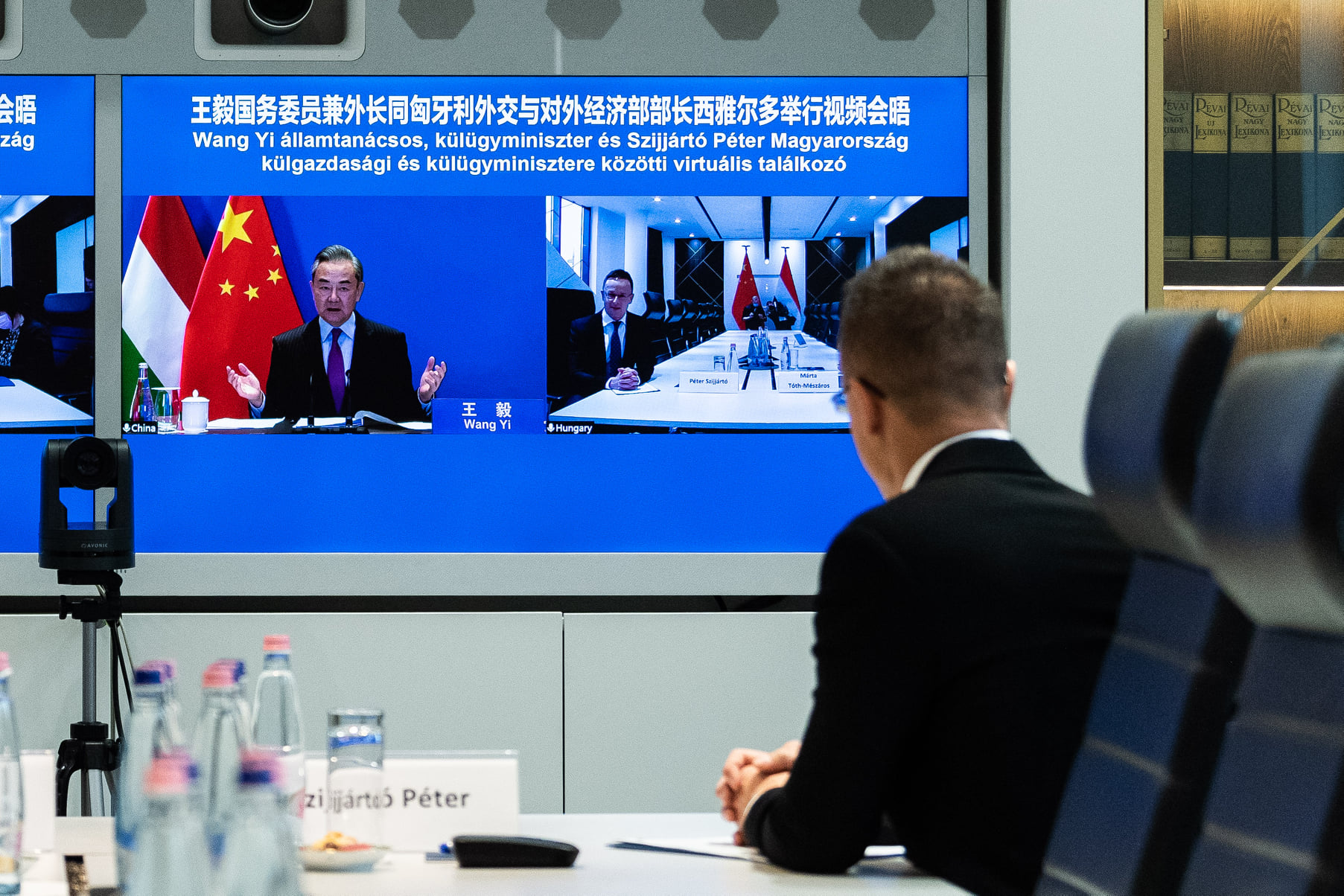 Szijjártó: Kína kész tárgyalni a Sinopharm licenc alapú magyarországi gyártásáról