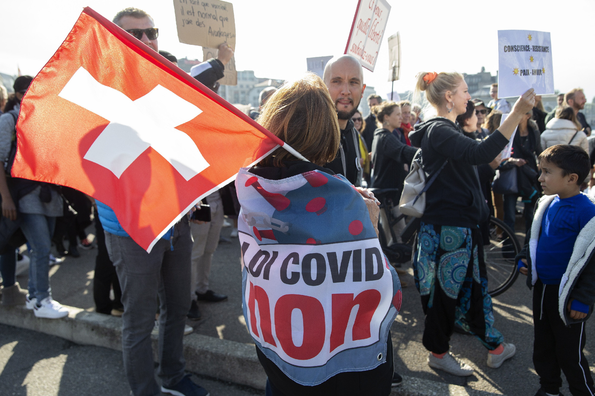 Svájcban népszavazás dönt a vírus miatti korlátozásokról