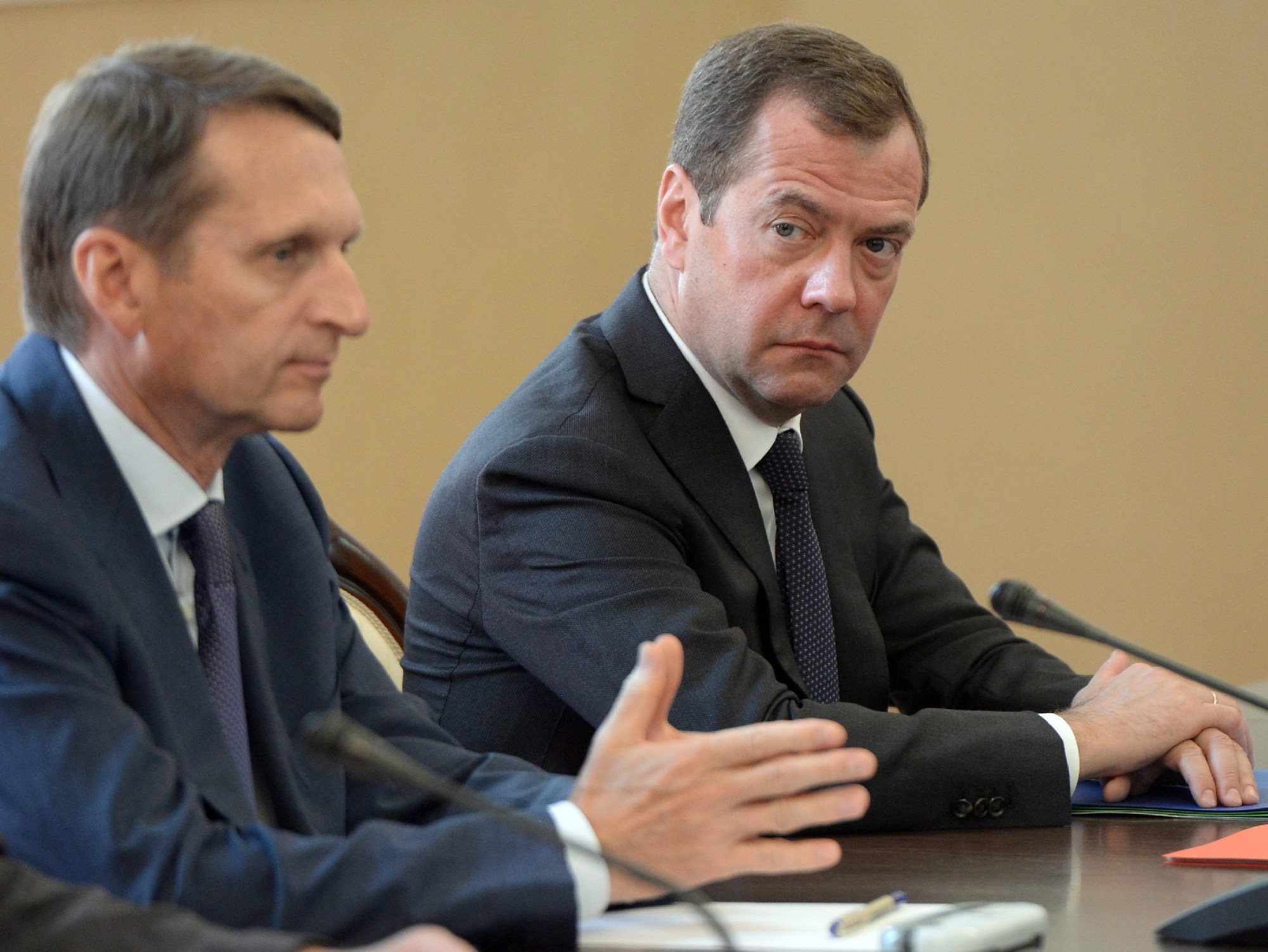 Medvegyev bátor lépésnek nevezte, hogy Orbán nem támogatja az orosz energia embargóját