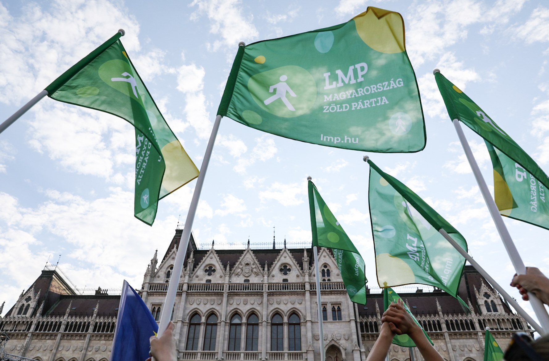 Aláírásgyűjtésbe fog az LMP ifjúsági tagozata, hogy a repoharakért pénzt adjanak vissza