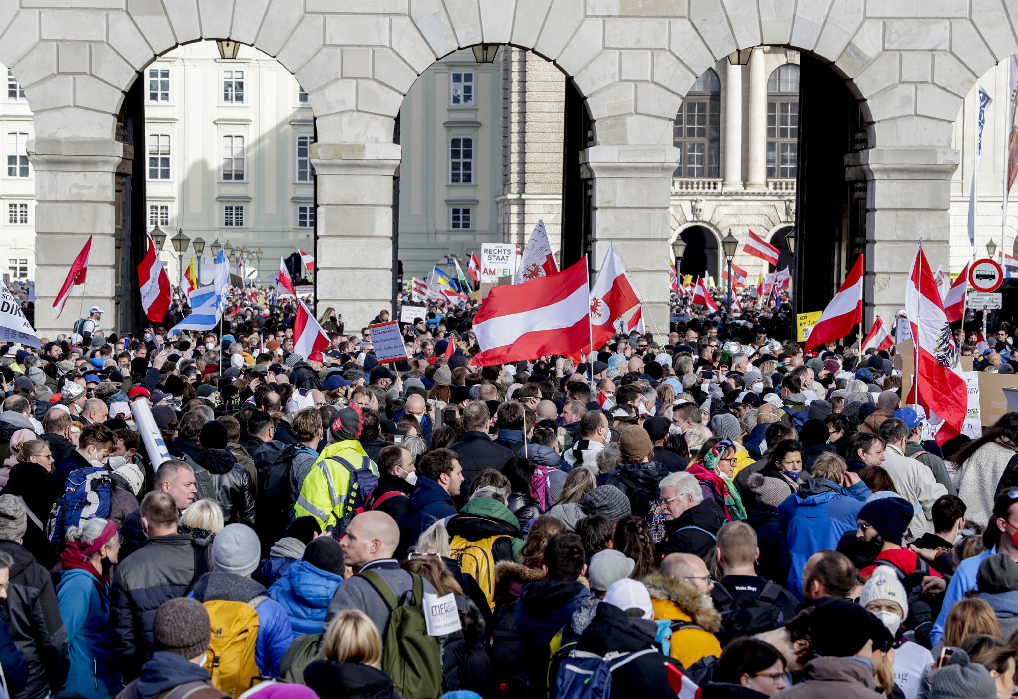 Szombaton Európa több nagyvárosában is tüntettek a korlátozások ellen