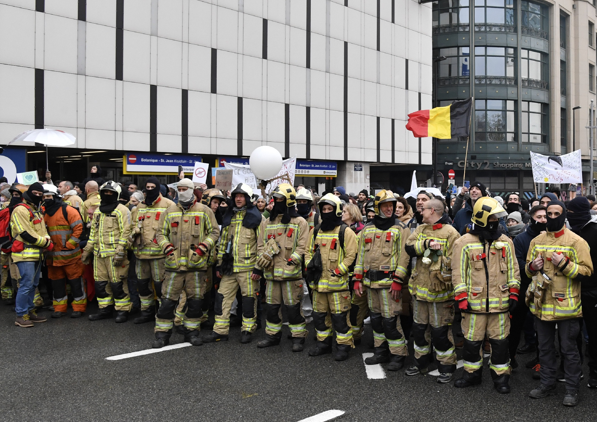 Vízágyút is bevetettek Brüsszelben a járványügyi intézkedések ellen tüntetőkkel szemben