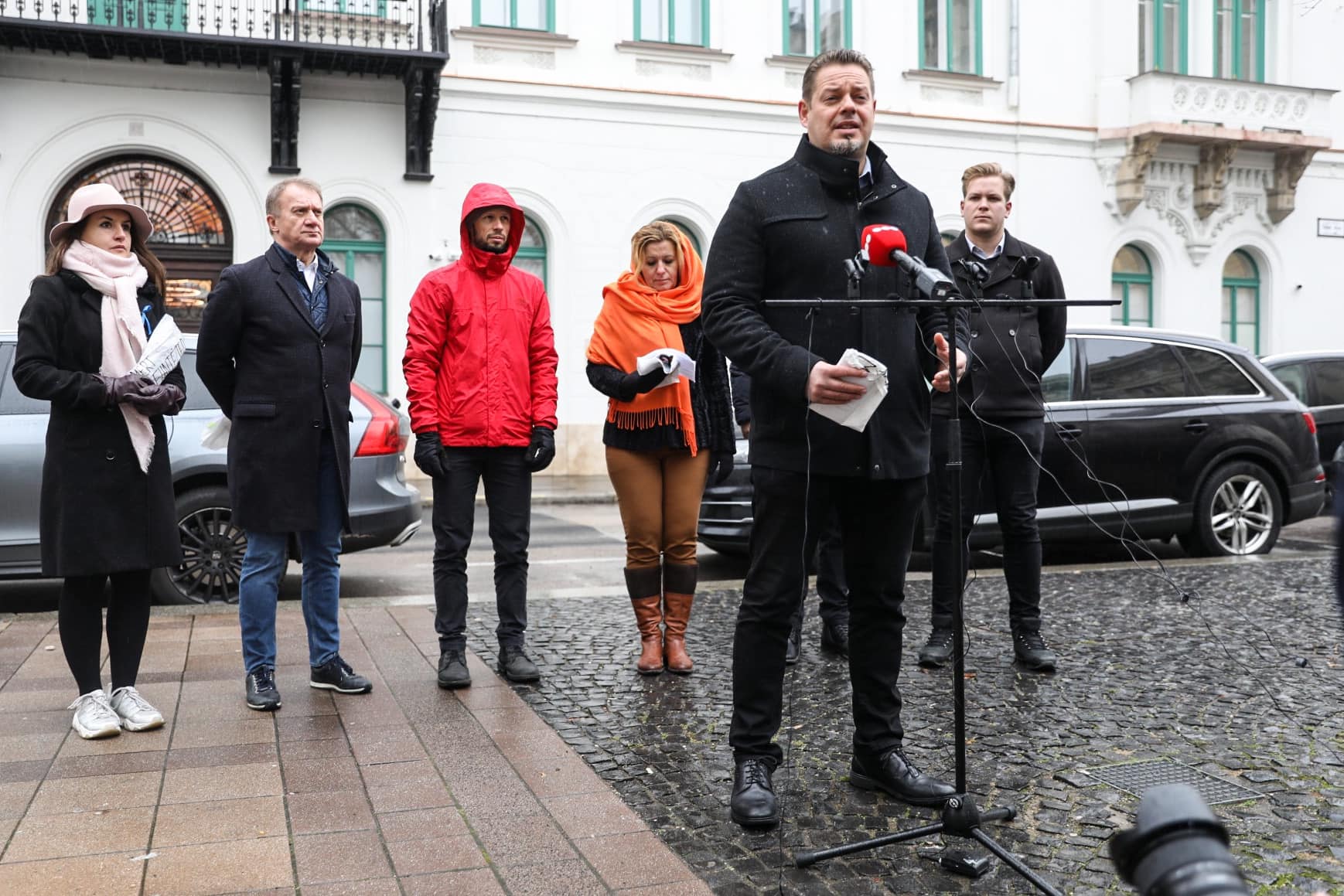 Az ellenzék az Igazságügyi Minisztérium előtt követelte Varga Judit lemondását