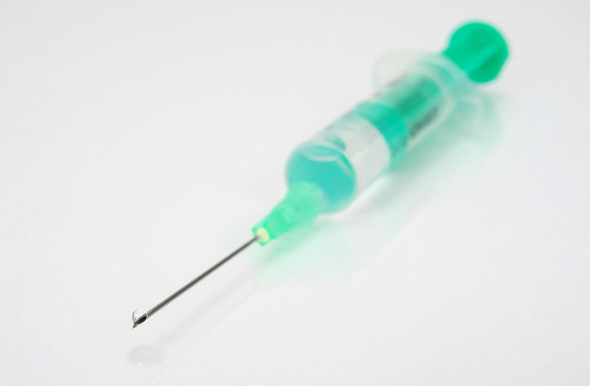 Elítéltek egy orvost, aki ellenőrizetlen anyagot injekciózott páciensébe