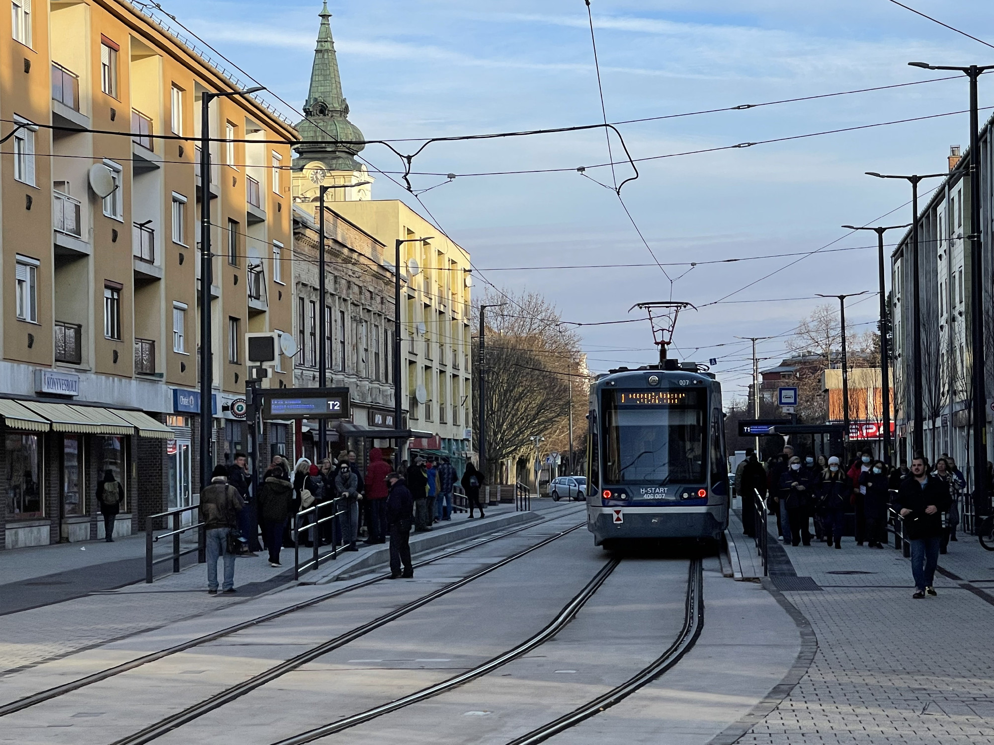 Indulás után két hónappal ritkítják a tram-train járatait