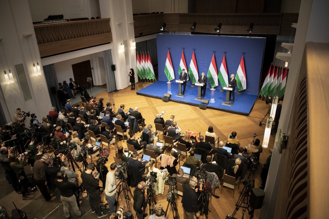 A Miniszterelnöki Sajtóiroda által közreadott képen Orbán Viktor miniszterelnök a Kormányinfó sajtótájékoztatón a Karmelita kolostorban 2021. december 21-én (Fotó: MTI/Miniszterelnöki Sajtóiroda/Benko Vivien Cher)