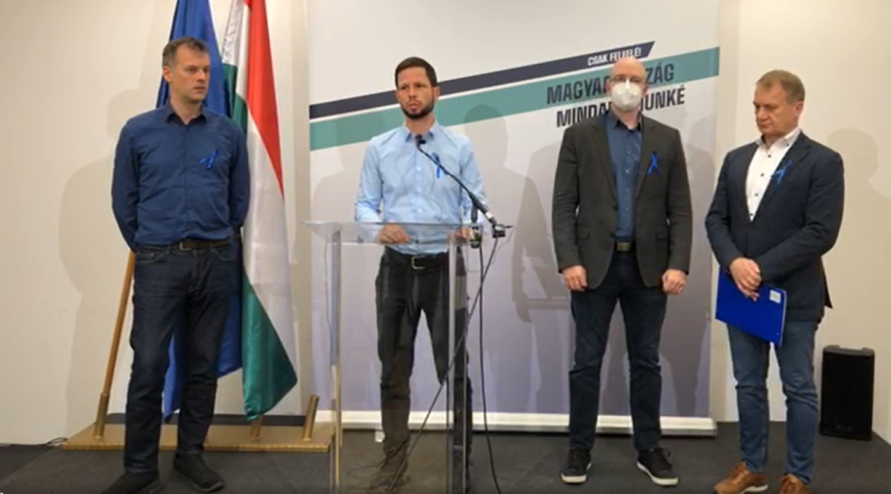 Ilyés Márton (Momentum), Tordai Bence (Párbeszéd), Z. Kárpát Dániel (Jobbik), Varjú László (Demokratikus Koalíció) tartott sajtótájékoztatót az ellenzék gazdasági programjáról
