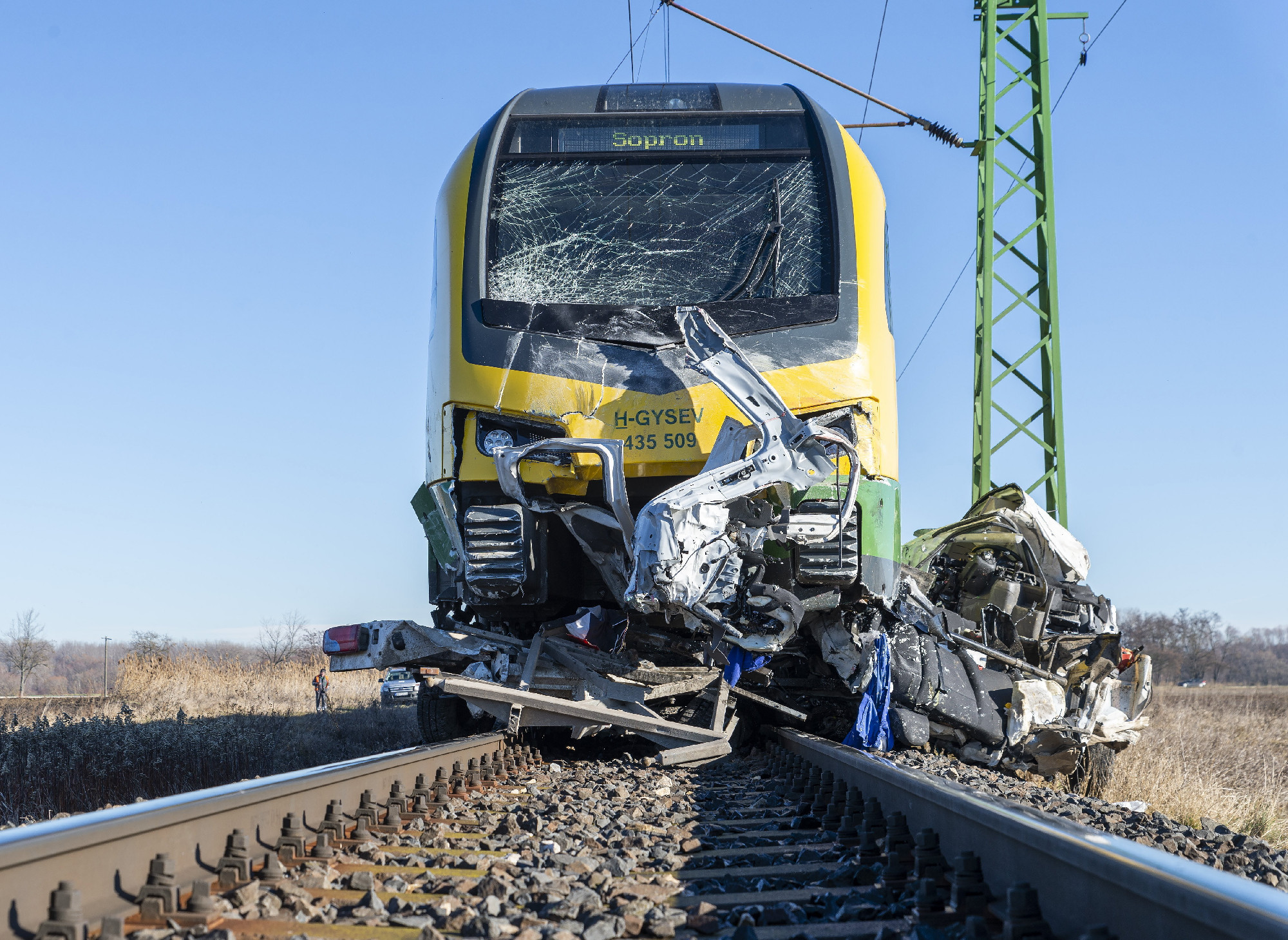 Kisteherautó ütközött vonattal Kóny közelében – egy ember meghalt