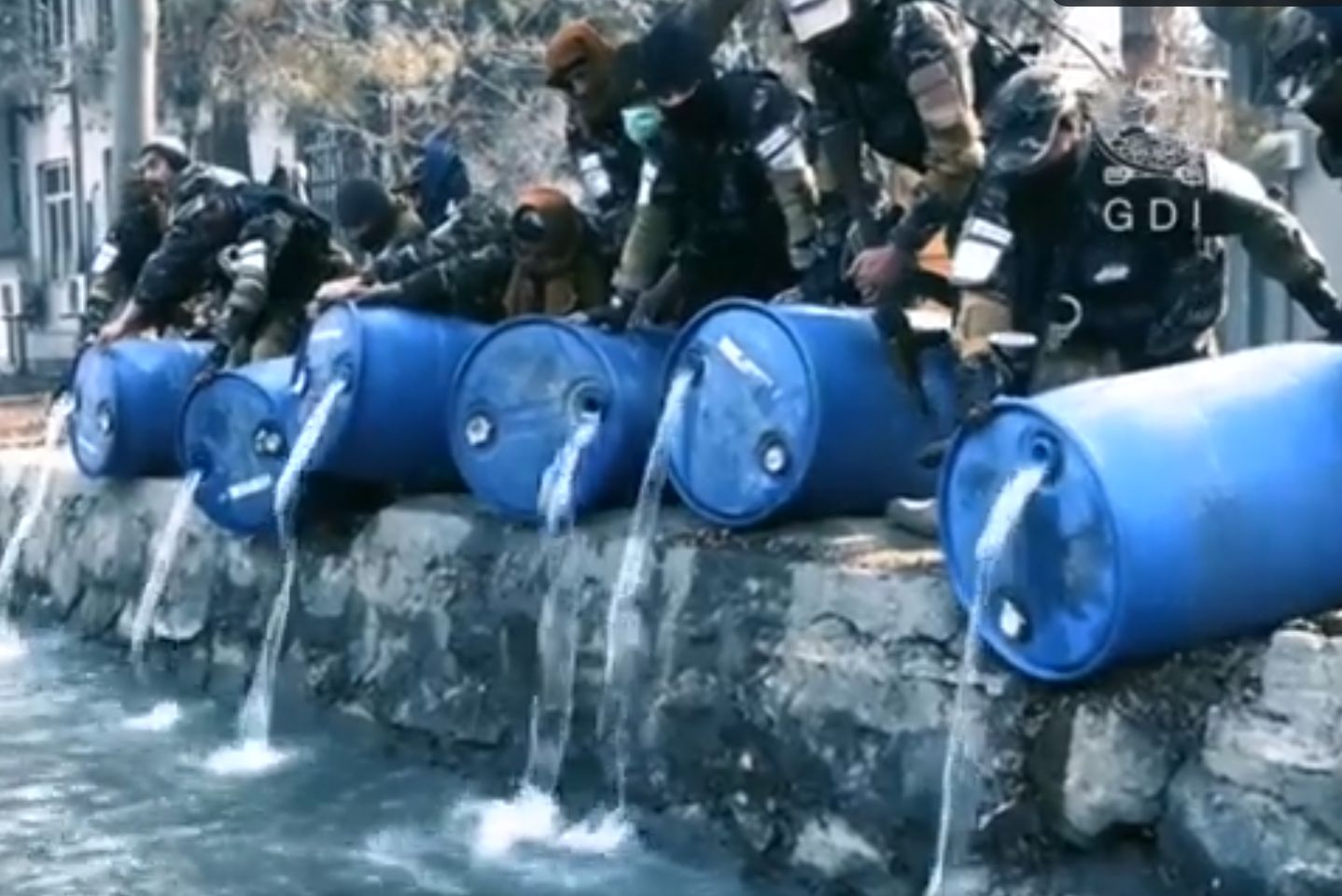 Több ezer liternyi alkoholt öntöttek a csatornába a tálibok Kabulban