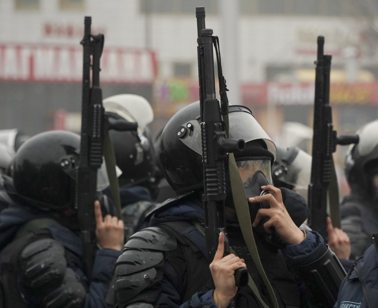 Rohamrendőrök készenlétben állnak, hogy ha szükséges megállítsák a tüntetőket Almati központjában 2022. január 5-én. (Fotó: MTI/AP/Vladimir Tretyakov)