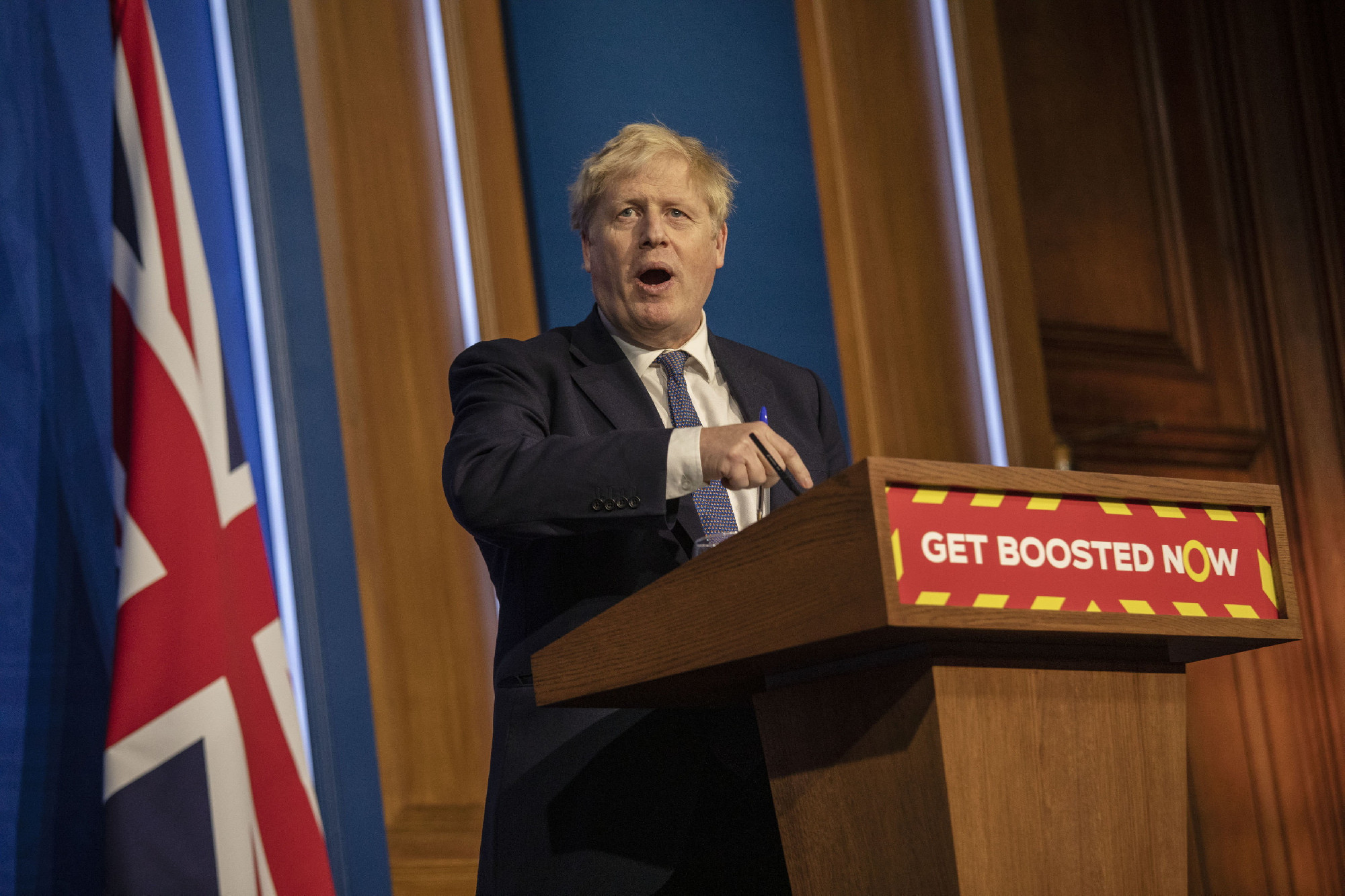 Elnézést kért Boris Johnson a járványügyi korlátozások megsértéséért, de nem mond le
