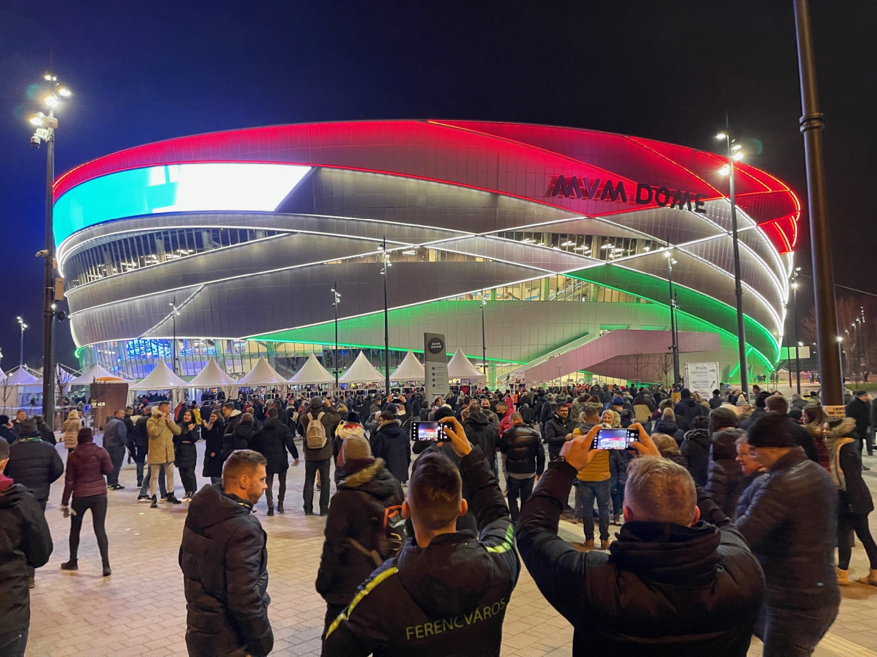 A magyar-szlovák közös rendezésű férfi kézilabda Európa-bajnokság egyik helyszíne, a budapesti MVM Dome előtt 2022. január 13-án. (Fotó: Lukács Csaba/Magyar Hang)