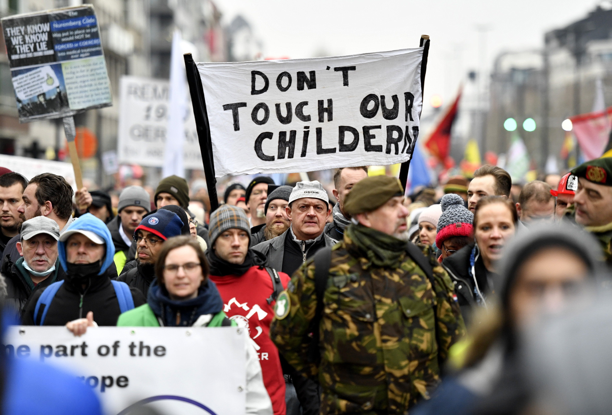 Erőszakba torkollott a korlátozások elleni brüsszeli tüntetés