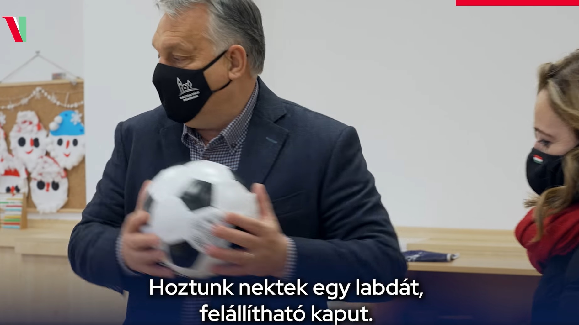 Orbán Viktor óvodásoknak dedikált focilabdát