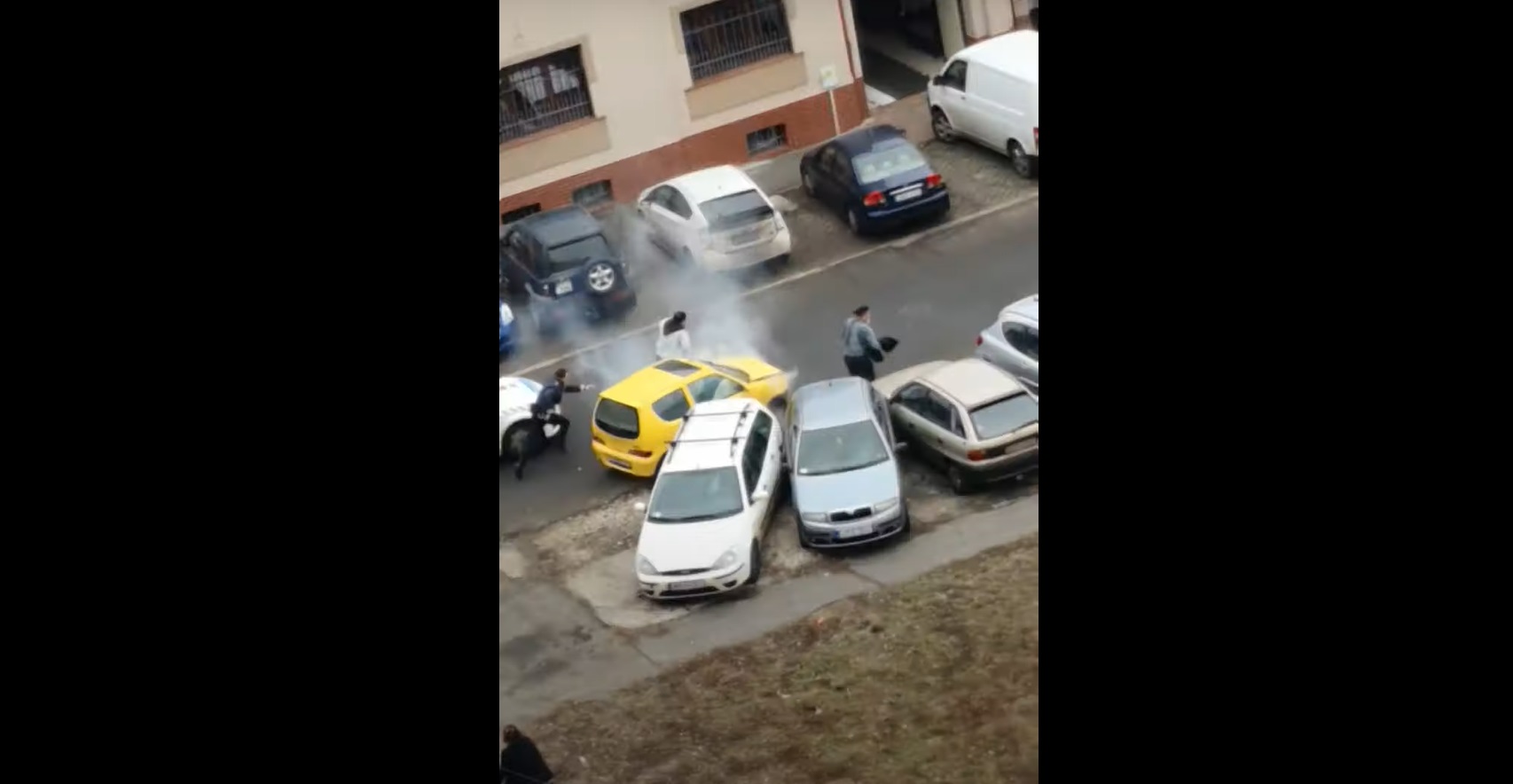 Autósüldözés Debrecenben: videón, ahogy a rendőrök elfogják a két menekülő férfit