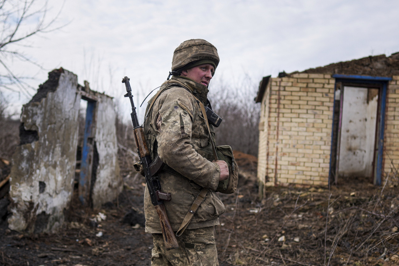 Ukrán katona áll az ukrán erők által ellenőrzött területen az oroszbarát szeparatisták ellenőrzése alatt álló területtől elválasztó határon a kelet-ukrajnai Szvitlodarszk közelében 2022. február 24-én (Fotó: MTI/AP/Jevhen Maloletka