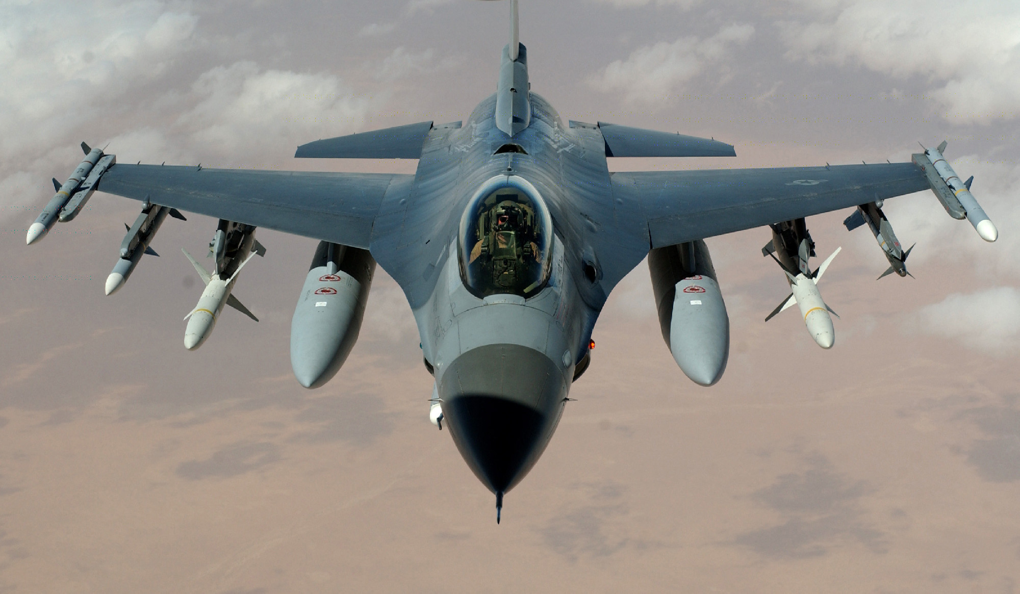Az Egyesült Államok F–16-os vadászgépeket küld Romániába