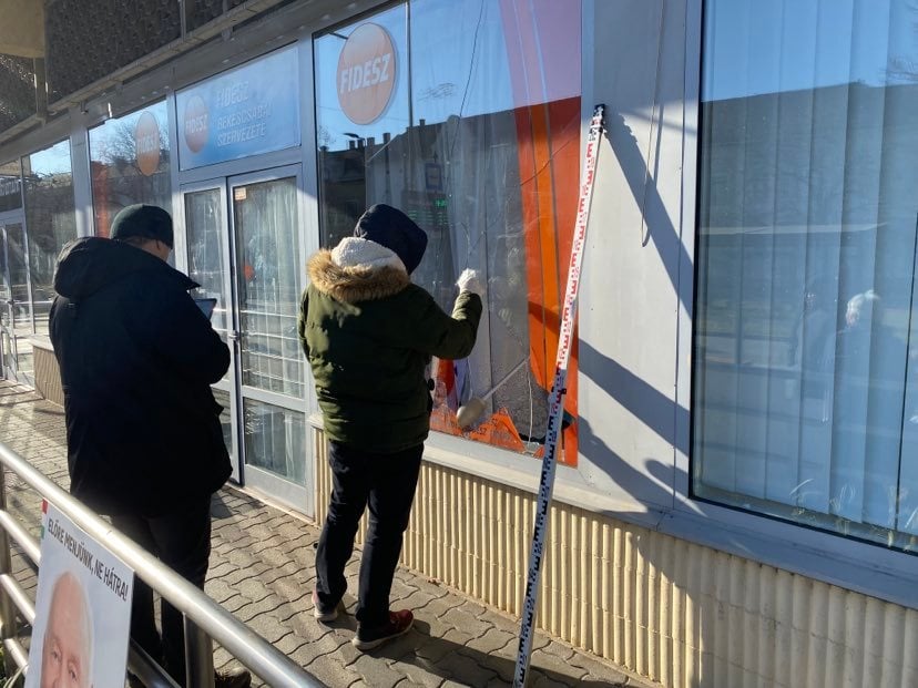 Betörték a békéscsabai Fidesz-iroda kirakatát
