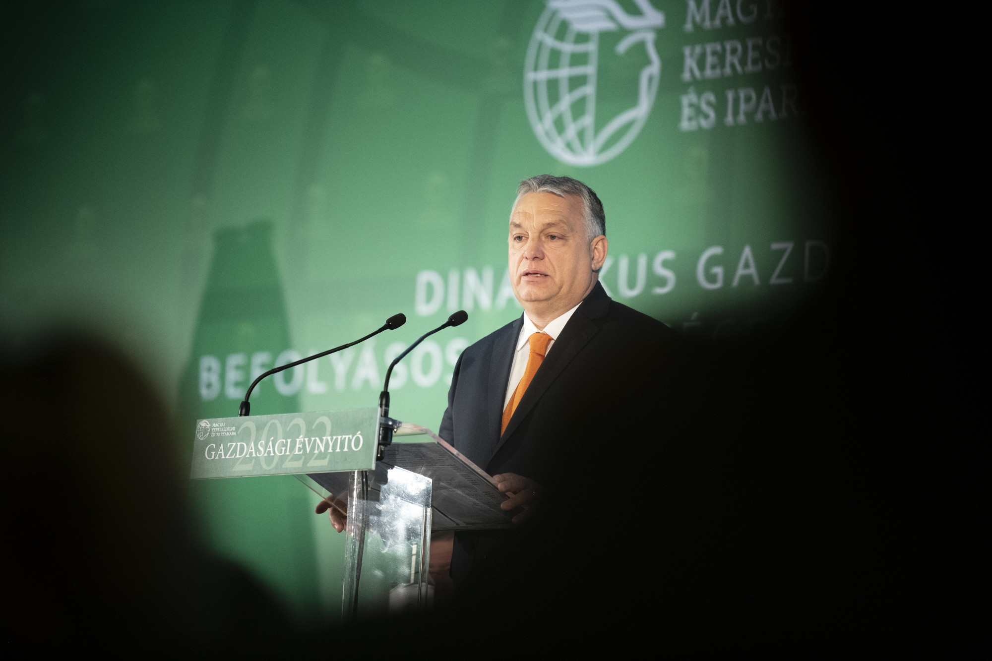  Ellenezni fogunk minden „szocialisztikus” gazdaságpolitikai gondolatot – mondta Orbán a választási osztogatás közepén