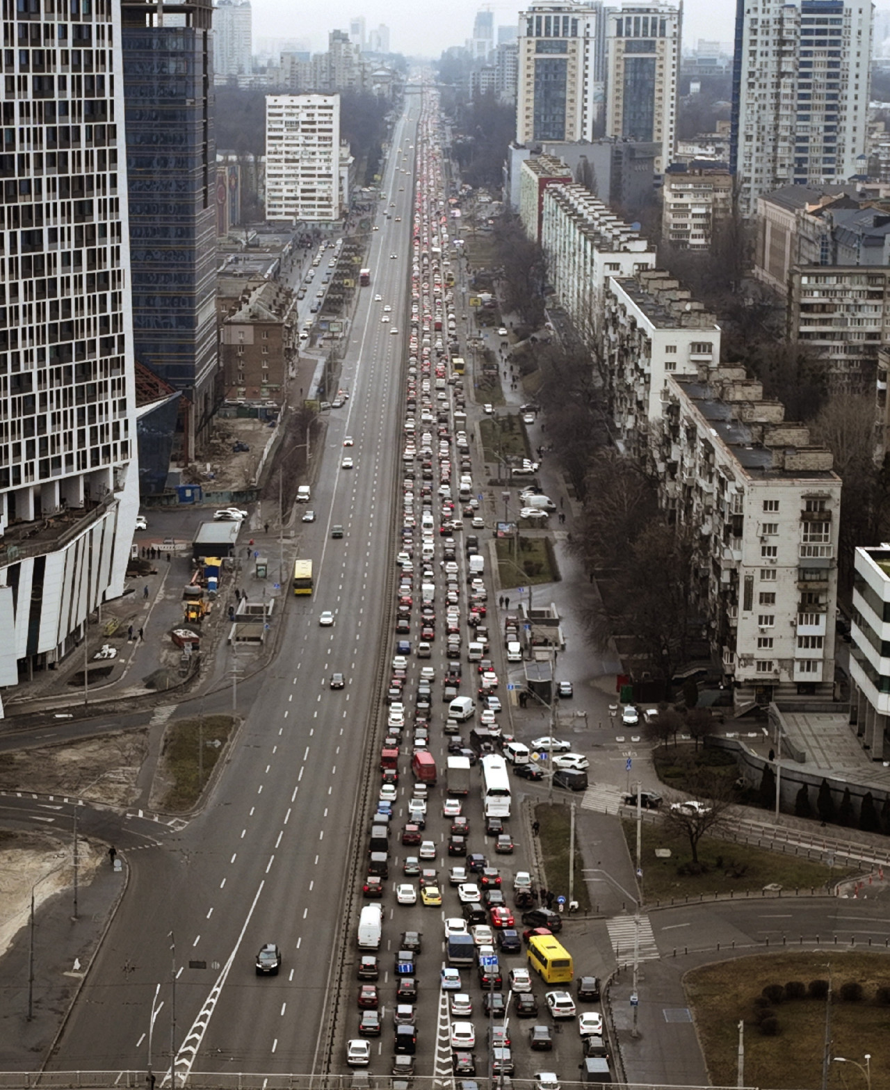 Autóval távoznak az emberek Kijevből 2022. február 24-én (Fotó: MTI/AP/Jevhen Maloletka)