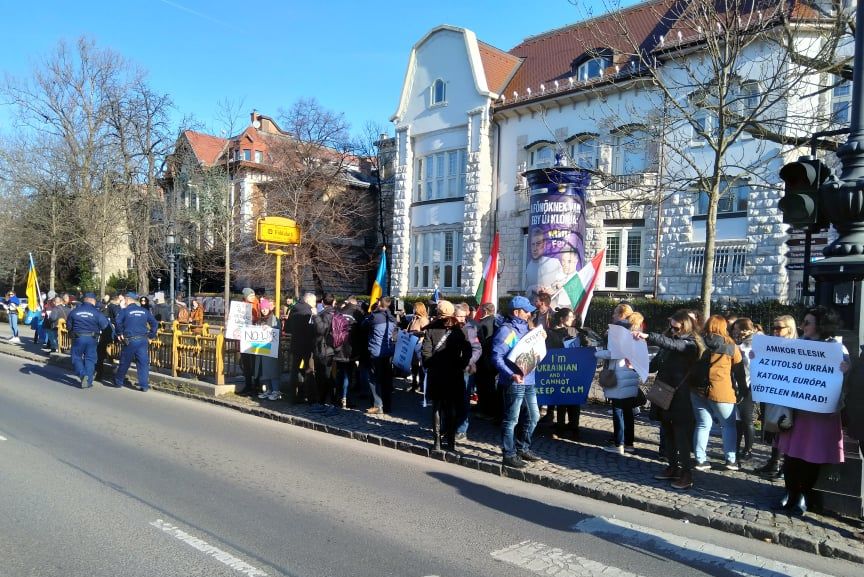 Magyarországi ukránok tüntetnek az orosz nagykövetségnél