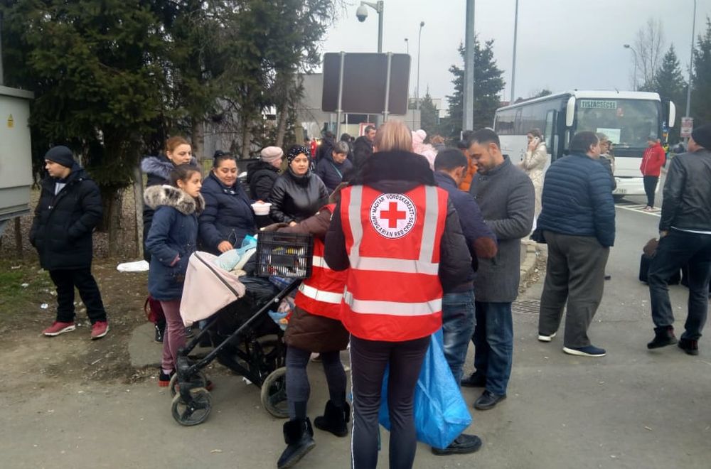 Önkormányzati összefogás és önkéntesek segítenek a tiszabecsi határátkelőnél