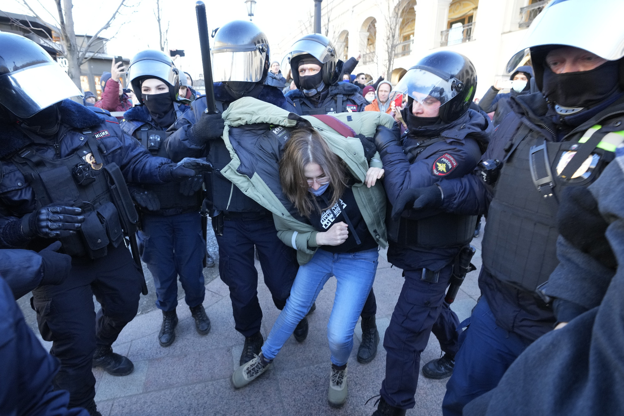 Csaknem hatezer embert vettek őrizetbe a háborúellenes tüntetések miatt Oroszországban