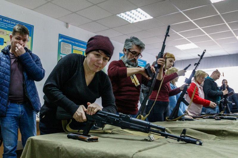 Ukrajnai háború - Fegyverhasználati alapismereteket tanul a c