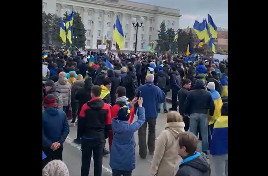 Videón, ahogy békésen tüntetnek a herszoni ukránok ezrei az orosz megszállók ellen