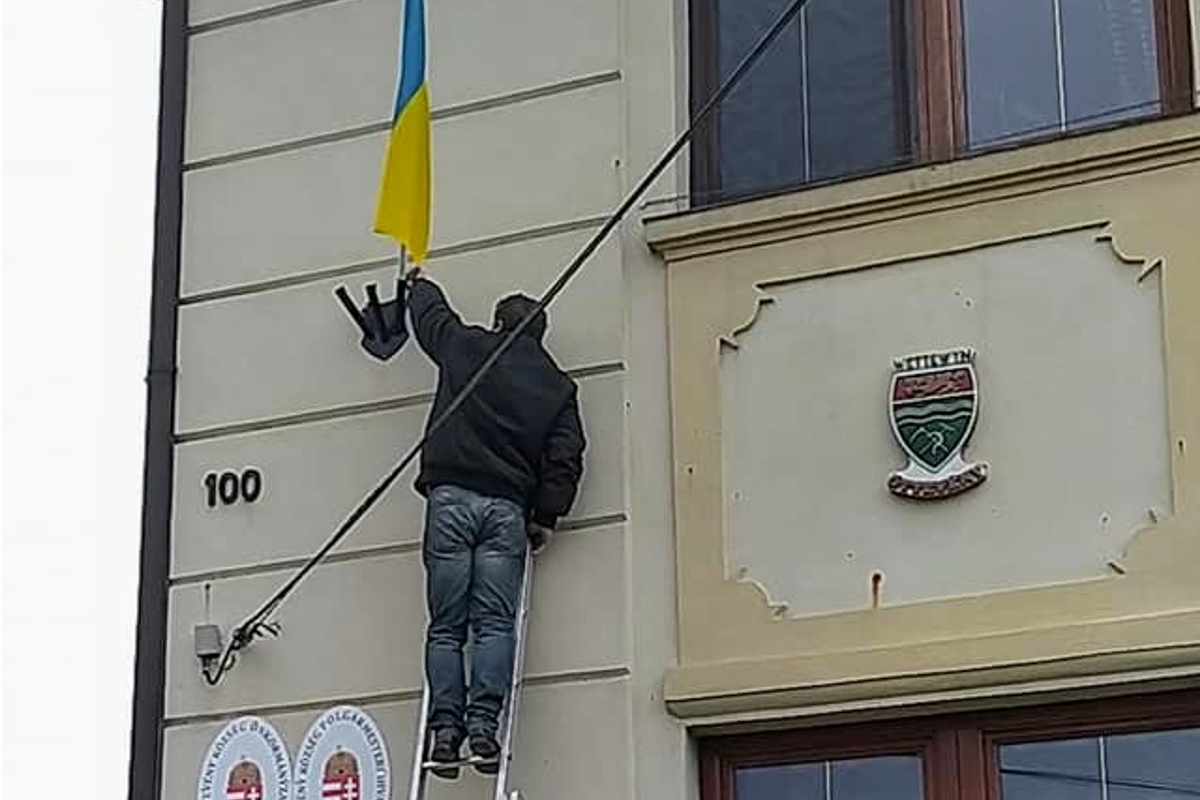 Saját kezűleg távolította el az ukrán lobogót a fideszes hátszelű polgármester a hivatal épületéről