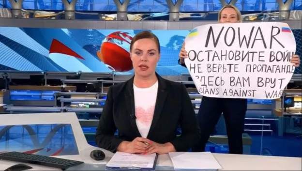 Élő adásban rohant be egy háború ellen tiltakozó nő az orosz állami tévébe