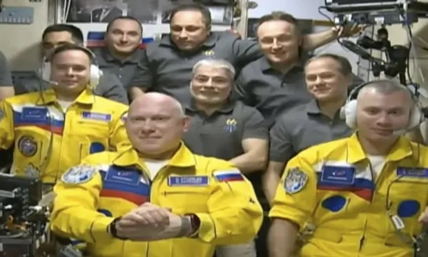 Tetőtől talpig ukrán nemzeti színekben érkeztek meg az orosz(!) űrhajósok a Nemzetközi Űrállomásra