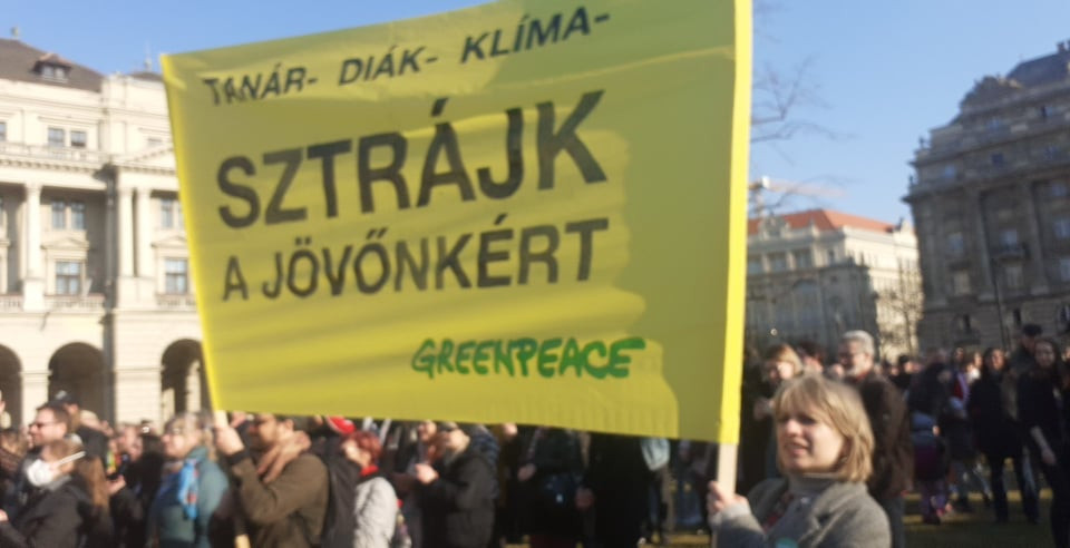 Tüntetnek a tanárok a Kossuth téren 2022. március 19-én. (Fotó: Nádasi Balázs/Magyar Hang)
