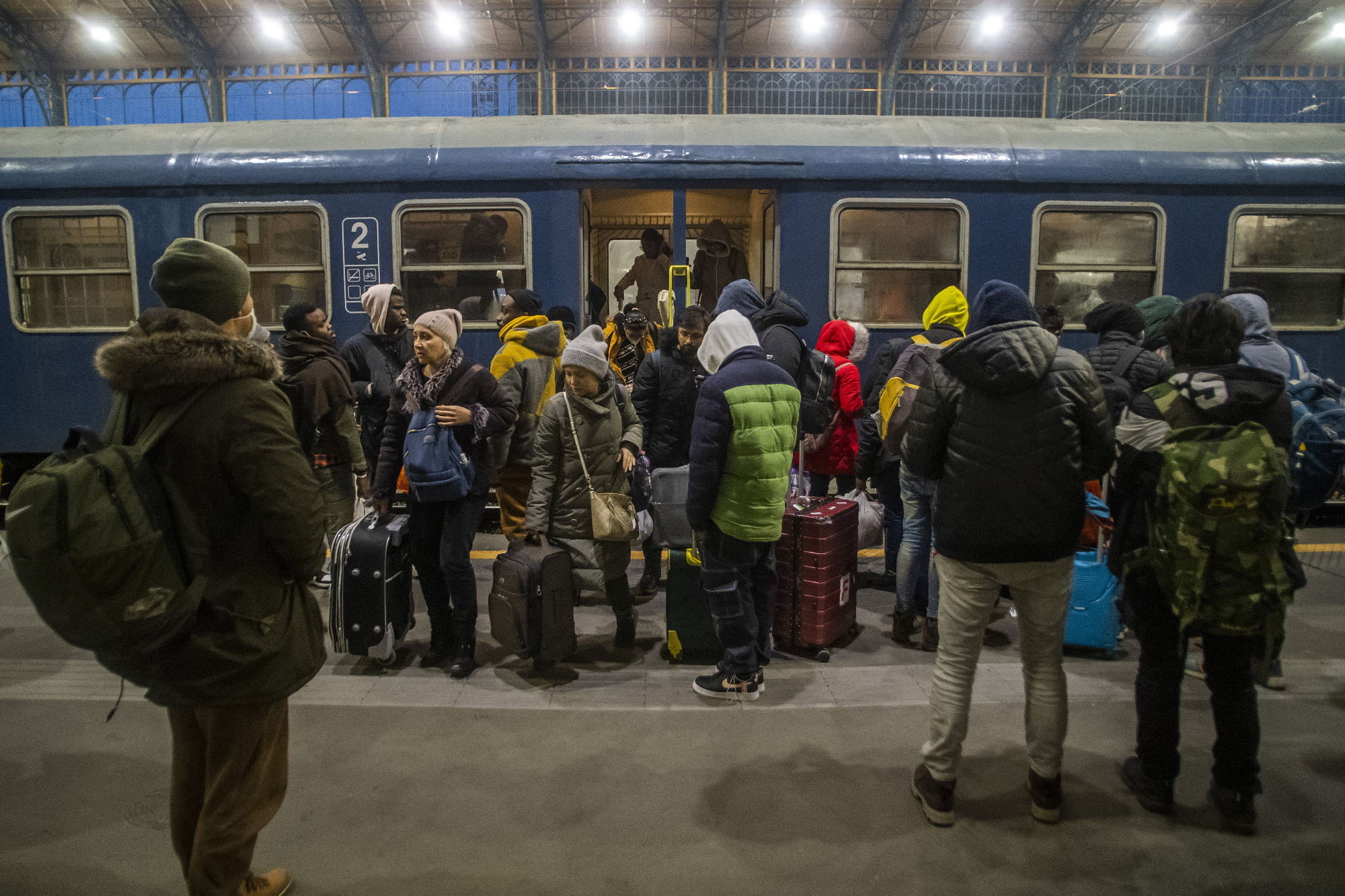 „Csak annyit kért, kötözzék át a lőtt sebét” – így segít Budapest a menekülteken