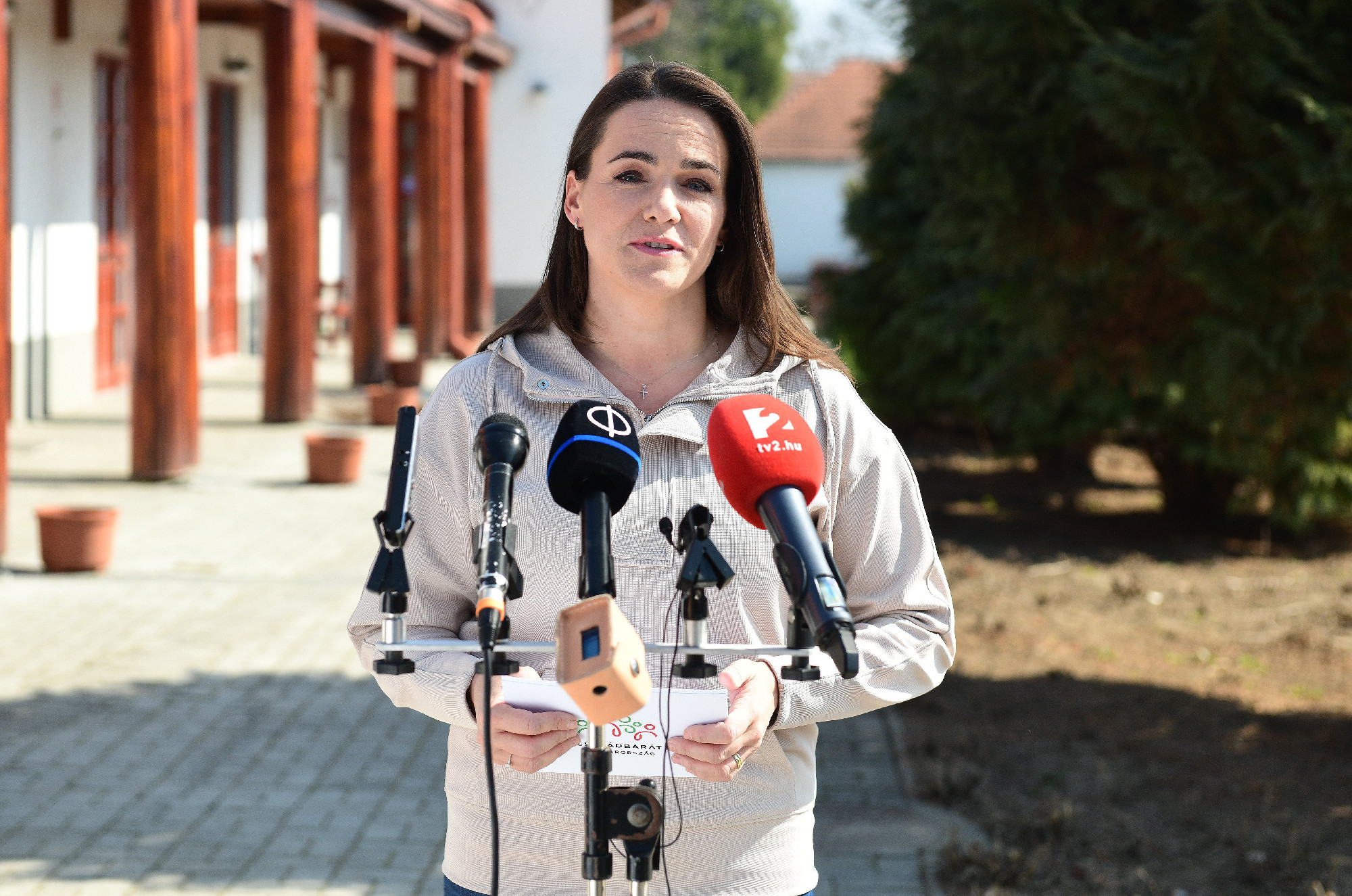 A közmédia a „nemváltó műtétekért sorban álló gyerekekről” kérdezte Novák Katalint