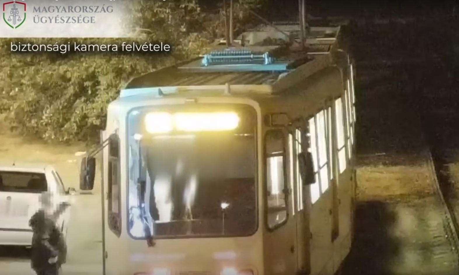 Késsel fenyegetett egy férfi két egymás kezét fogó nőt egy budapesti villamoson