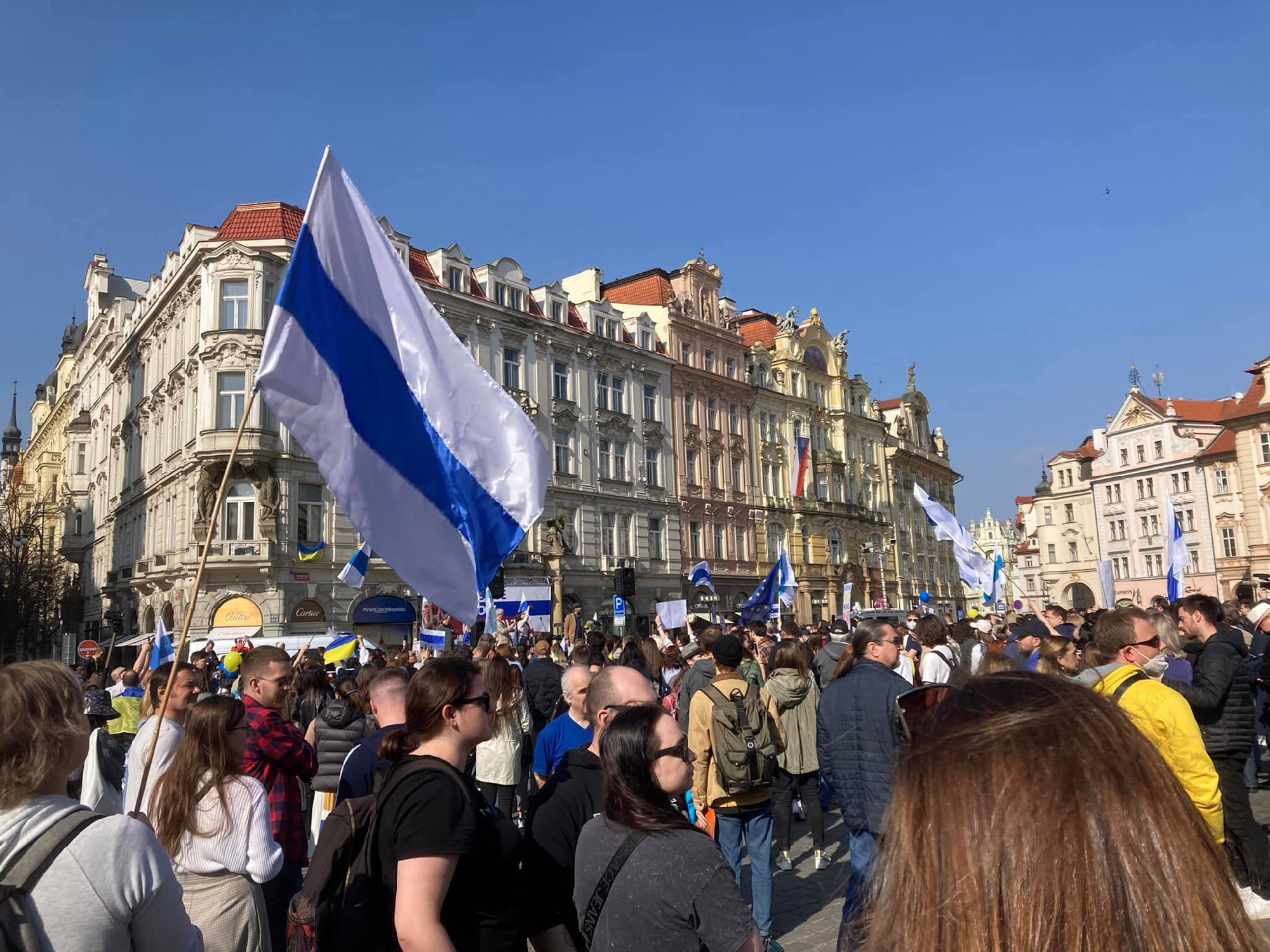 Több ezer orosz tüntetett Putyin ellen Prágában