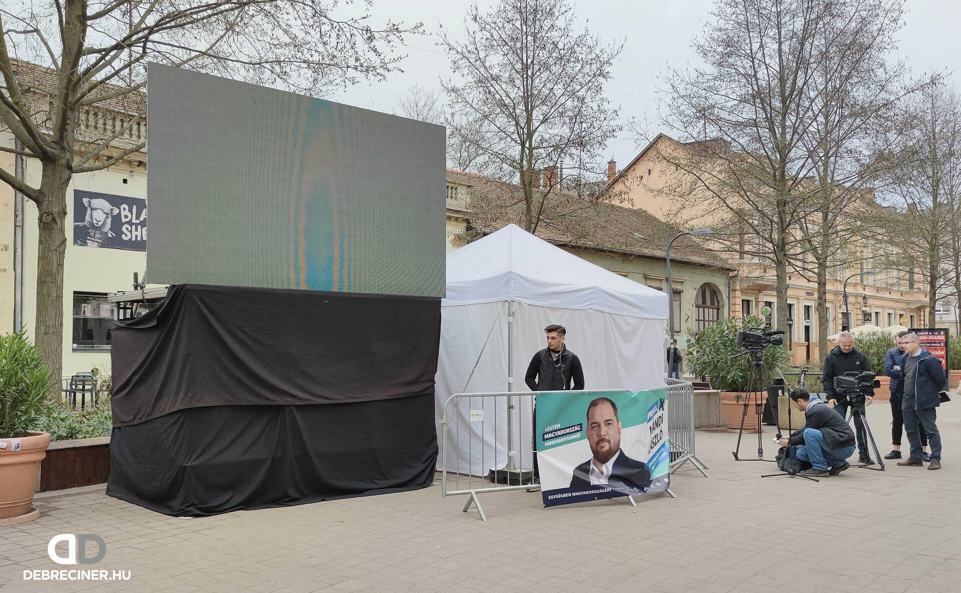Debreciner: nem működik az ellenzék kampányledfala Debrecenben, mert nem kapnak áramot