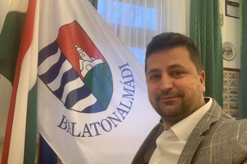 Váratlanul lemondott Balatonalmádi polgármestere